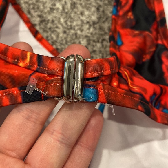 NWT dressfo size 6 two piece bikini 💕 beautiful vibrant, red and blue flowers - Picture 14 of 17